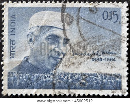 Inde - CIRCA 1964 : timbre imprimé par les spectacles de l'Inde Jawaharlal Nehru et personnes vers 1964