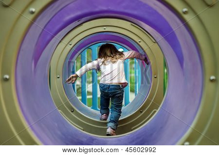 Söt liten flicka på lekplats