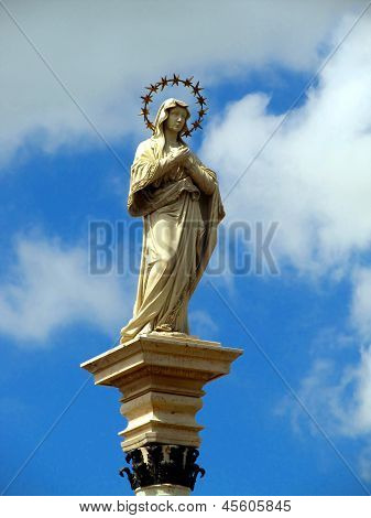 Statue der Jungfrau Maria vor dem Kloster von Jasna Gora In Tschenstochau makellos