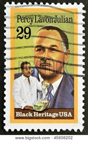 Spojené státy - cca 1993: Razítka v Usa ukazuje Percy Lavon Julian, černá dědictví, cca 1
