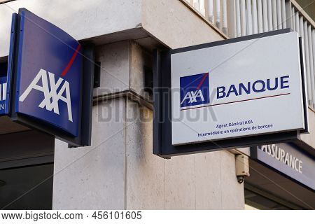 Bordeaux , Aquitaine  France - 06 05 2022 : Axa Banque Et Assurance Logo Text And Brand French Sign 