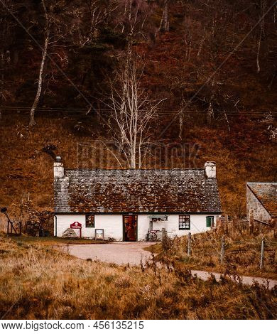 Autumnal Cottage - Loch Morlich - Aviemore - Scotland