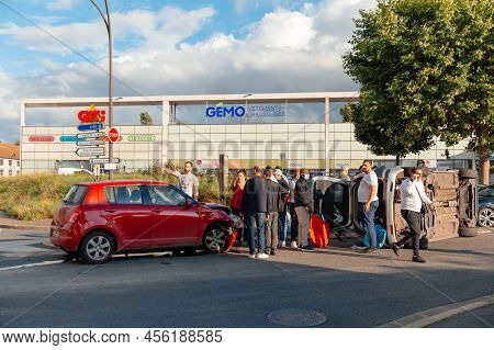 Paris, France - July, ?2021: Car Accident On Paris City At Intersection Of Magasin Gifi. People Tryi