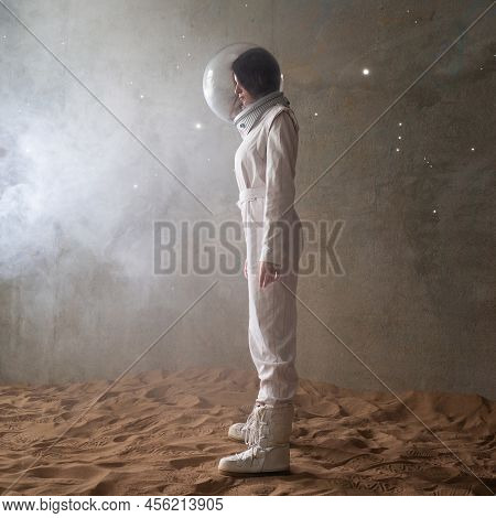 An Astronaut On A Desert Planet Alone, An Explorer On A Distant Planet, Other Worlds And Civilizatio