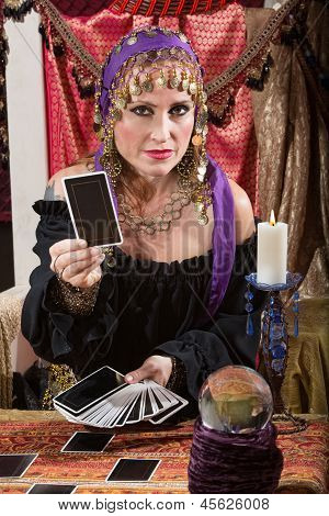 Kvinde håndtering af tarotkort
