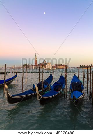 Gôndolas ao entardecer com San Giorgio Di Maggiore igreja, Veneza, Venezia, Itália