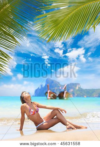 Mulher jovem Latino 9º na praia no resort exótico