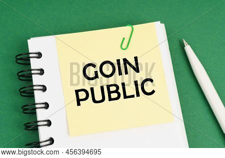 Business Concept. On A Green Surface, A Pen, A Notepad With Stickers And The Inscription - Goin Publ
