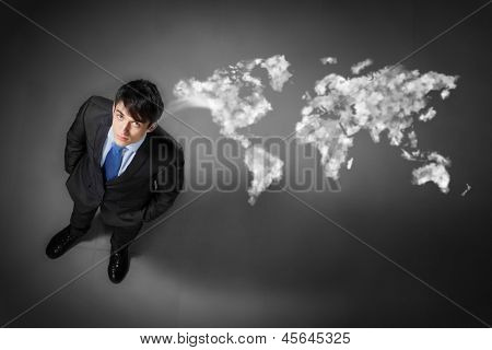 Top view af unge forretningsmand beslutning mod globale netværk ryg