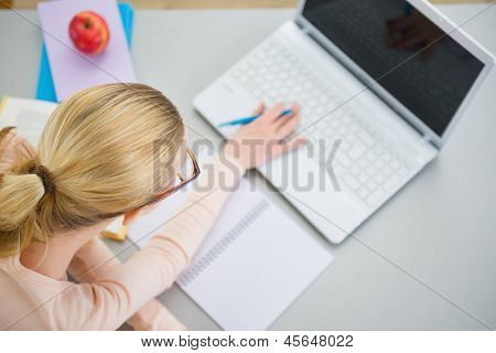 台所で勉強していた 10 代の少女