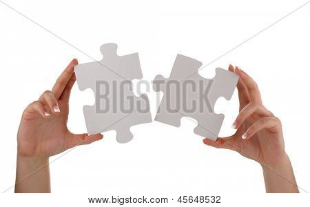 Pièces du puzzle se réunissant concept pour l'unité, de travail d'équipe ou de réussite avec blanc visage blanc pour mess