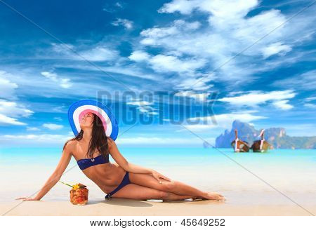 Jovem mulher asiática 9º na praia no resort exótico