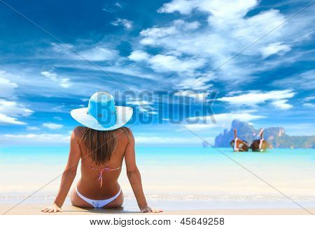 Mulher jovem Latino 9º na praia no resort exótico