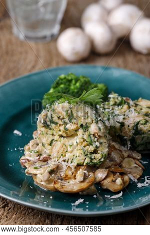 Overview Of Filled Dumplings With Mushroom Sauce