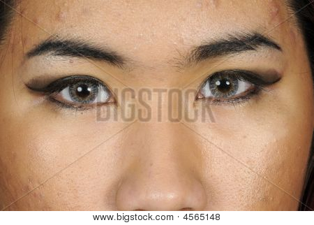 Closeup de joven asiática con lentes de contacto