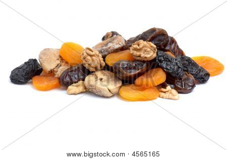 วอลนัทและเก็บผลไม้ตากแห้งบนพื้นสีขาว