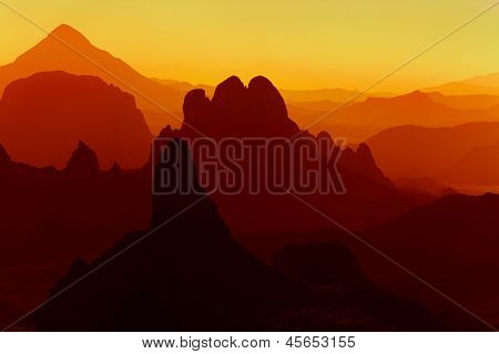 Solopgang i Sahara-ørkenen, Hoggar bjerge, Algeriet