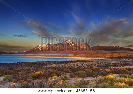 Sarmiento sø, solopgang, Torres del Paine National Park, Patagonia, Chile