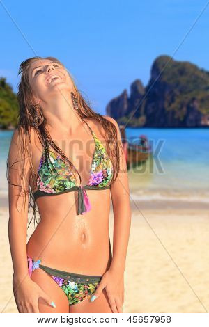 Jovem mulher 9º na praia no resort exótico