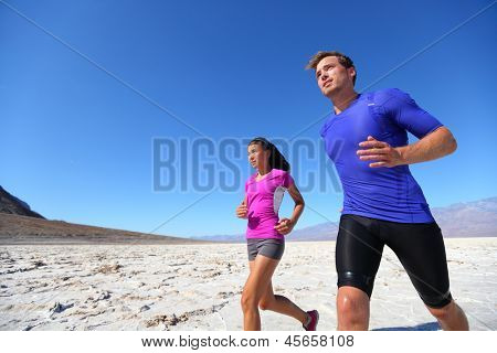 Fitness sport corridori correnti estremo eseguire formazione nel deserto. Atleta esegue multirazziale eseguire
