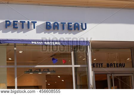 Bordeaux , Aquitaine  France - 06 12 2022 : Petit Bateau Kids Fashion Store Entrance Windows Sign Te