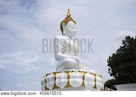 Beautiful White Ancient Buddha Statue For Thai People And Foreign Travelers Travel Visit And Respect
