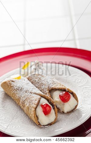 Twee smakelijke Cannoli op een plaat.
