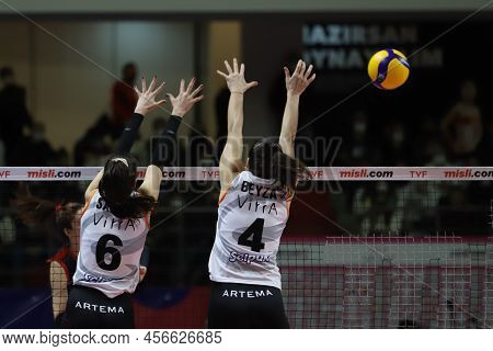 Istanbul, Turkey - January 30, 2022: Saliha Sahin And Beyza Arici In Action During Turk Hava Yollari