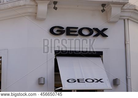 Bordeaux , Aquitaine  France - 06 12 2022 : Geox Sign Text Store And Shop Logo Of Italian Shoes And 
