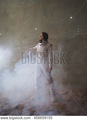 An Astronaut On A Desert Planet Alone, An Explorer On A Distant Planet, Other Worlds And Civilizatio