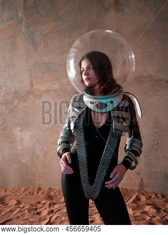 An Astronaut On A Desert Planet Alone, An Explorer On A Distant Planet, Other Worlds And Civilizatio