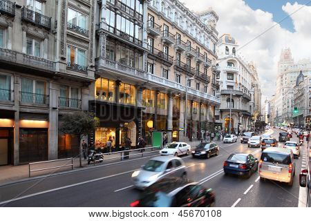 MADRID - 10 de março: Carros na Gran Via rua, em 10 de março de 2012, em Madrid, Espanha. Desde Espanha 2012 tem 