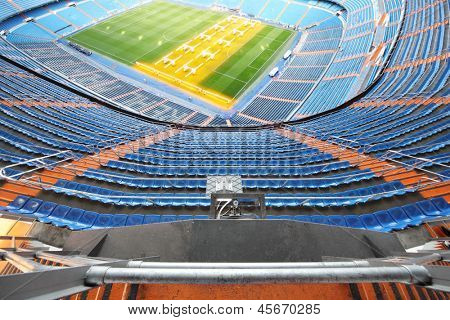 MADRID - MAR 8: Tribunen og kunstigt lys til dyrkning af græsplæner i Santiago Bernabeu stadion -