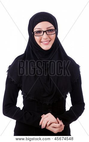 Mujer joven musulmana llevar hijab en blanco