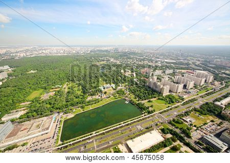 Ostankino park och Ostankinskiy damm på sommardag i Moskva, Ryssland.
