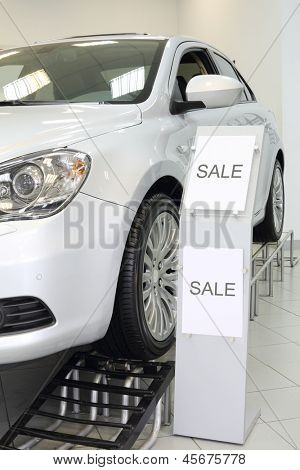 Nieuwe wit schijnt mooie auto staat op speciale stand in auto-winkel.