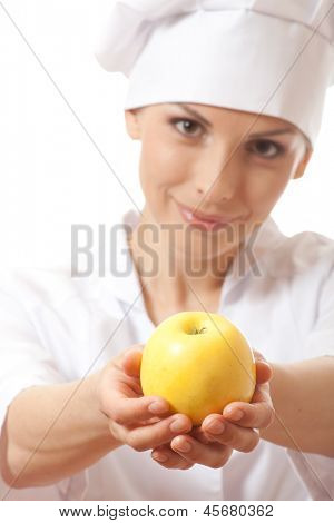 Smilende kvinde cook med apple, isoladed på hvid baggrund