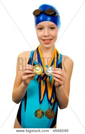 Dziewczynę w strój kąpielowy z medalami