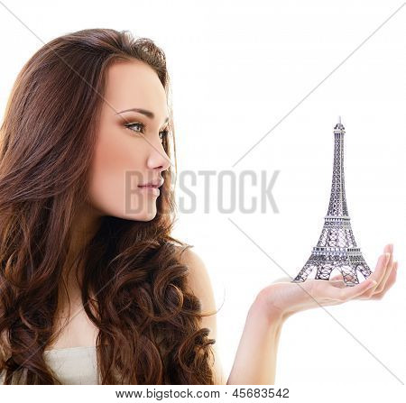 Mooi meisje houdt weinig Eiffeltoren, over Wit