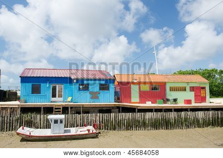 เคบินไม้สีสันสำหรับประมงหอยนางรมที่ Oleron ชาโตว์เดอ