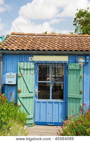 เคบินไม้สีสันสำหรับประมงหอยนางรมที่ Oleron ชาโตว์เดอ