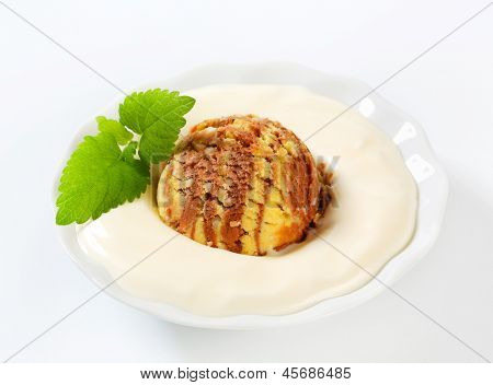 Czekolada vanilla ice cream zanurzone w budyń