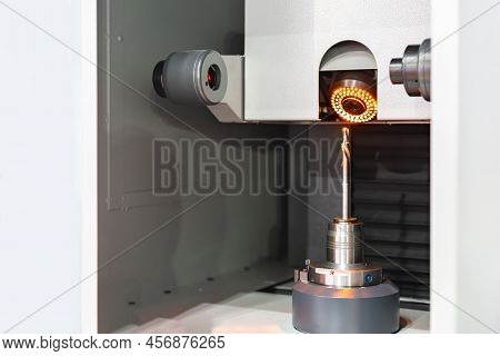Cutting Drill Bit Assembly With Chuck Or Tool Holder Setting On Tool Presetting And Measuring Machin