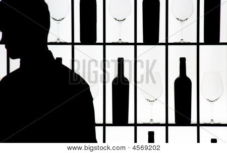 ボトル、グラスに対するウェイターのシルエット