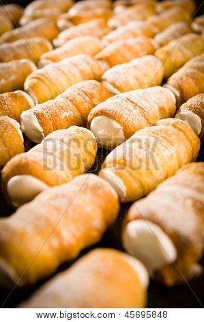 Panna montata crema corno riempito di crema pasticceria