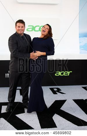 LOS ANGELES - 14 maggio: Rod Roddenberry e moglie Heidi Roddenberry arrivano presso la 