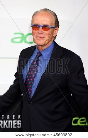 LOS ANGELES - 14 พฤษภาคม: ปีเตอร์ Weller มาถึงที่รอบปฐมทัศน์ลอสแองเจลิส 