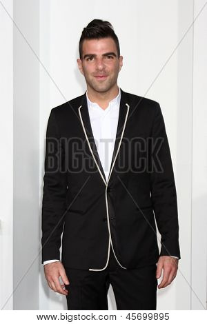 LOS ANGELES - 14. května: Zachary Quinto dorazí v Los Angeles premiéra 