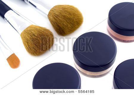 Meikki harjat ja jauhe purkit