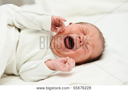 newborm baby screaming just after born
